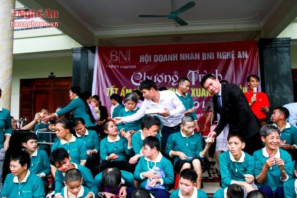 Thành viên Hội Doanh nhân BNI Nghệ An trực tiếp trao quà cho những người không may mắn tại cơ sở bảo trợ Mái ấm thiện tâm Faustina