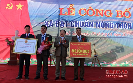 Phó chủ tịch UBND tỉnh Đinh Viết Hồng trao bằng công nhận xã Đỉnh Sơn đạt NTM năm 2016.