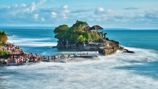 Đến Bali, bạn có thể ghé thăm những địa điểm nổi tiếng như đền Tirta Empul, đền Tirta Empul, đền Uluwatu, núi lửa Batur... Ảnh: Newsky24. 