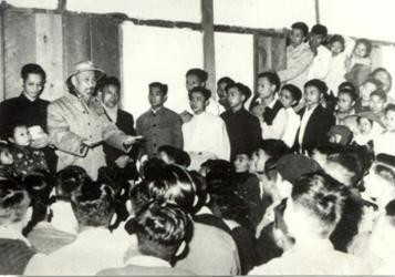 Bác Hồ nói chuyện với cán bộ và sinh viên Bách khoa  tại nhà ở sinh viên sáng mùng Một Tết Mậu Tuất (1958). Ảnh internet