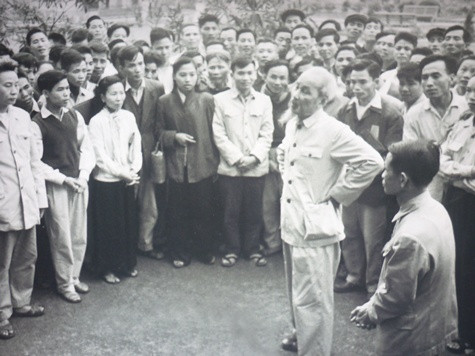 Hồ Chủ tịch nói chuyện với các học viên trường Nguyễn Ái Quốc năm 1963.