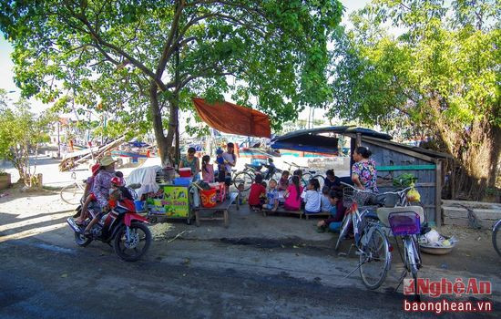 Cái quán nho nhỏ ở chợ Ngò này đã trở thành niềm thương nhớ của bao người con Sơn Hải, Quỳnh Lưu. 