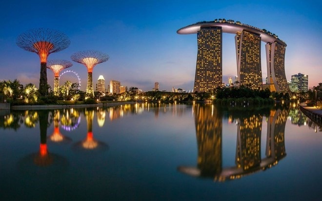 Đảo quốc Singapore có nhiều điểm đến hấp dẫn như công viên Merlion, vương quốc côn trùng, cảng cầu Clarke, nhà hát Esplanade trên vịnh... thu hút rất nhiều khách du lịch hàng năm.     Ảnh: Marina Bay Sands.