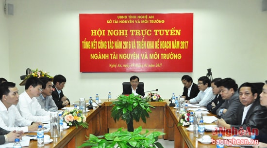Đồng chí Đinh Viết Hồng - Phó Chủ tịch UBND tỉnh làm rõ các vấn đề đại biểu quan tâm liên quan đến các dự án có sử dụng đất trồng lúa, dự án ven biển, vùng biên giới
