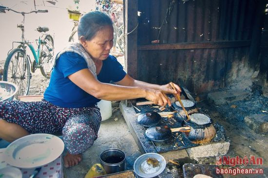 Nguyên liệu dùng để làm bánh là loại gạo tẻ xay thành bột nước. Quét một lớp mỡ hoặc dầu lên đáy nồi, sau đó đổ đều một lớp bột nước mỏng tang rồi đậy vung lại chờ cho bánh sôi, chưa tới một phút đã có ngay những cái bánh nóng hôỉBánh khoai được chiên trên 3 cái chảo đất có hình thù rất đặc biệt