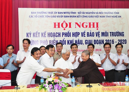 Sở Tài nguyên - Môi trường Nghệ An cùng với MTTQ tỉnh và các tổ chức tôn giáo ký cam kết bảo vệ môi trường trên địa bàn tỉnh