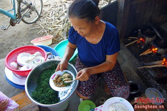Bảy năm nay dù ngày mưa hay ngày nắng thì khách vẫn luôn đông mỗi buổi sáng. Ba bắt đầu nhóm bếp lúc 5 giờ sáng và chỉ 9 giờ thì đã bán hết 3 kg bột bánh. — tại  Sơn Hải, Quỳnh Lưu, Nghệ An.
