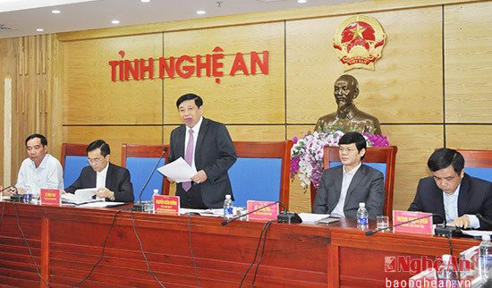 Đồng chí chủ tịch UBND tỉnh Nguyễn  Xuân Đường chủ trì hội nghị.