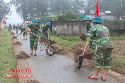 Cán bộ, học viên Trường Quân sự tỉnh giúp dân vệ sinh môi trường