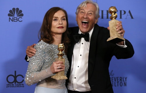 Isabelle Huppert và nhà sản xuất Paul Verhoeven nhận giải cho phim 