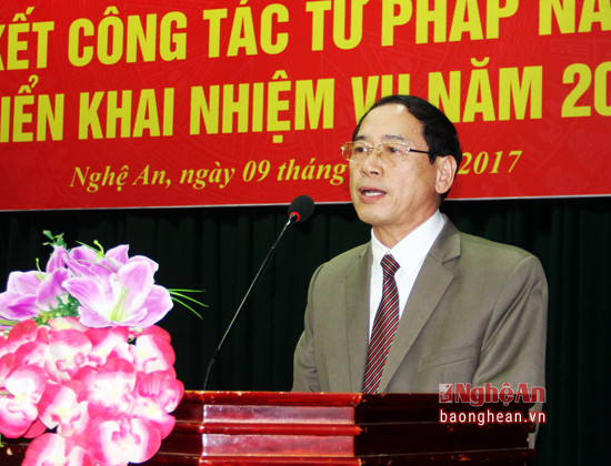 Ông Hoàng Quốc Hào - Giám đốc Sở Tư pháp đánh giá công tác tư pháp năm 2016 và triển khai nhiệm vụ năm 2017. (Ảnh Phạm Bằng)