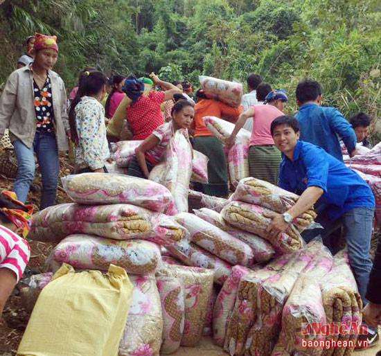 Tập kết hàng ở bến đò Nhôn Mai để vận chuyển lên Piêng Luống bằng gùi.