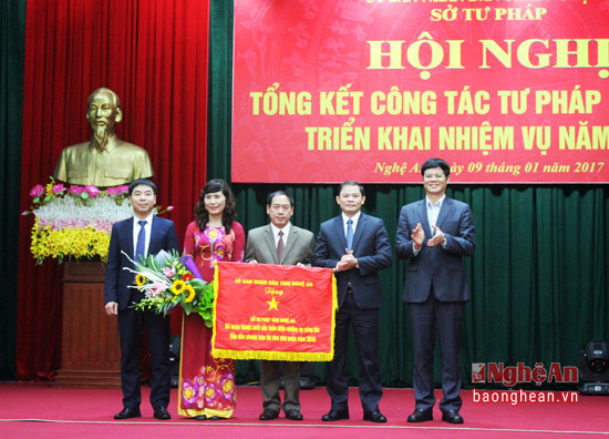 Đồng chí Lê Xuân Đại - Phó chủ tịch UBND tỉnh tặng cờ thi đua cho lãnh đạo Sở Tư pháp. (Ảnh Phạm Bằng)