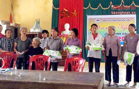 Các hộ nghèo ở xã Thanh Lâm - Thanh Chương nhận quà Tết của Cty CP Song Ngư Sơn.