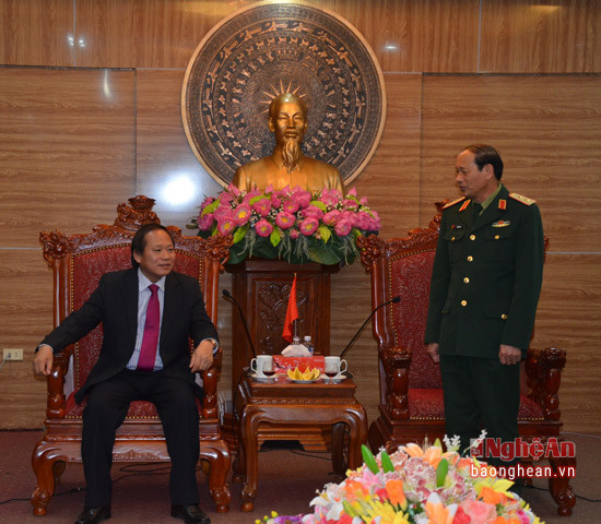 Trung tướng Võ Văn Việt báo cáo kết quả thực hiện nhiệm vụ của Quân khu IV trong năm 2016.