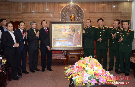 Bộ TT&TT trao quà lưu niệm cho Bộ Tư lệnh Quân khu IV.