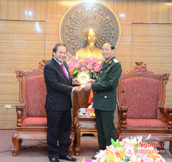  Bộ Tư lệnh Quân khu IV trao tặng quà lưu niệm cho Bộ TT&TT.