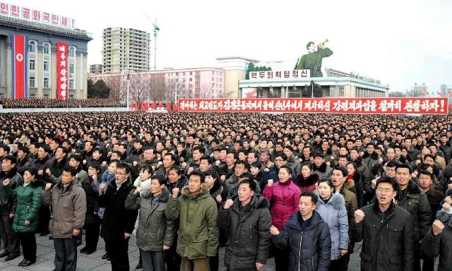 Bức ảnh đề ngày 5/1/2017 do hãng thông tấn Triều Tiên KCNA công bố, cho thấy một buổi tập trung những người ủng hộ nhà lãnh đạo Kim Jong-un tại Bình Nhưỡng. Trong thông điệp năm mới ông Kim đã công bố kế hoạch bắn thử tên lửa đạn đạo có khả năng tiếp cận lục địa Mỹ. Ảnh: AFP/Getty.