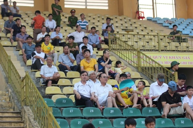 Sân Vinh không còn khán giả đông như trước. Ảnh internet