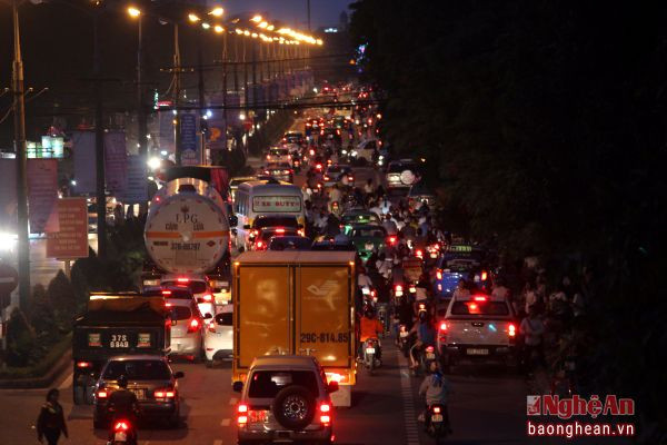 Tắc đường thường diễn ra vào thời điểm từ 17h đến 18h30 tại điểm giao đường Bạch Liêu với Nguyễn Du (gần Trường Đại học Vinh).
