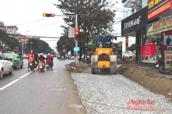 Thành phố Vinh triển khai giải pháp mở các lối rẽ, lề đường chống ùn tắc giao thông trên địa bàn.