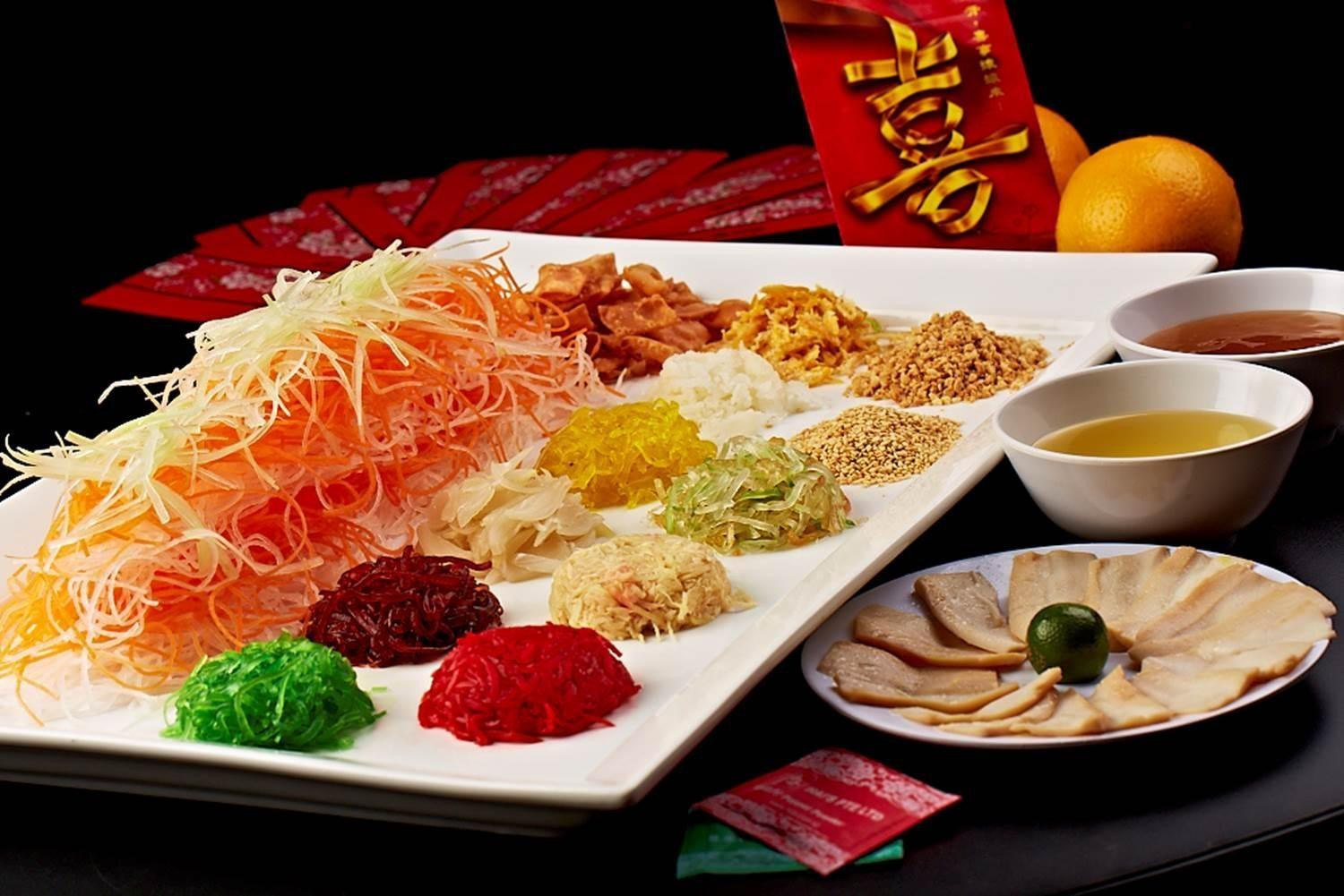 Món ăn truyền thống trong dịp Tết Nguyên Đán của người Singapore có tên là Yu Sheng.