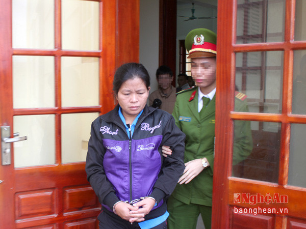 Moong Mẹ Phia được dẫn giải ra khỏi phiên tòa