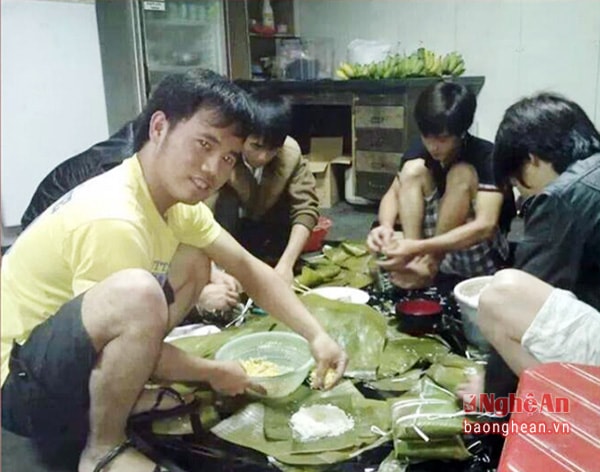 Hội đồng hương Nghệ An ở Nhật Bản tổ chức gói bánh chưng dịp Tết Nguyên đán