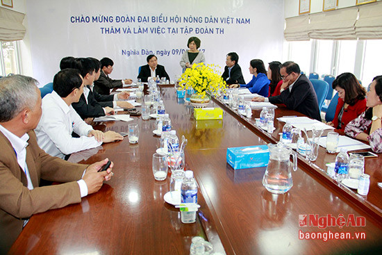 Bà Thái Hương - Chủ tịch HĐQT Tập đoàn TH True Milk báo cáo một số nét hoạt động và kiến nghị với đoàn công tác về việc liên kết sản xuất và thành lập Hội chăn nuôi bò sữa.