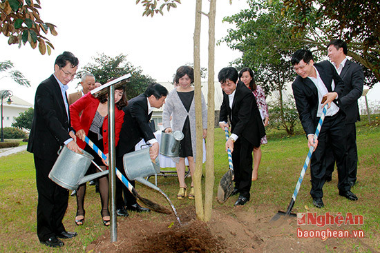 Đồng chí Lại Xuân Môn tặng quà lưu niệm và trồng cây lưu niệm tại Tập đoàn TH.