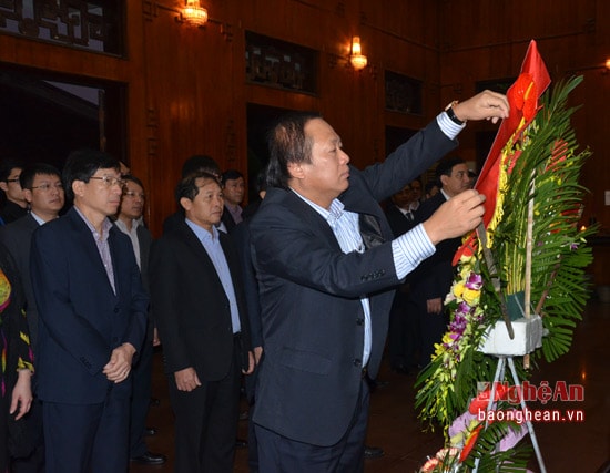 Đồng chí Trương Minh Tuấn dâng hoa tưởng niệm Chủ tịch Hồ Chí Minh. Ảnh Thanh Lê.