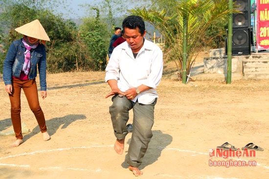 Hiện trò chơi này trong các lễ hội của người Thái Nghệ An vẫn được duy trì và thu hút cả cánh đàn ông tham gia.