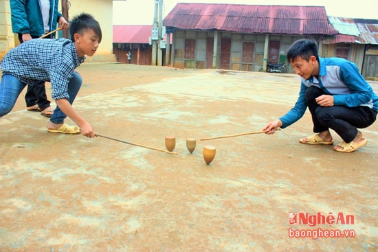 Gù người nào quay lâu và có độ ném chính xác sẽ giành phần thắng do đó yêu cầu người chơi phải có kỹ thuật ném và xoay gù. Có thể thấy rằng, hiện nay các đồng bào dân tộc thiểu số vùng cao vẫn còn giữ được nhiều trò chơi dân gian trong ngày Tết. Đó là 1 nét văn hóa đẹp cần được bảo tồn và phát huy.