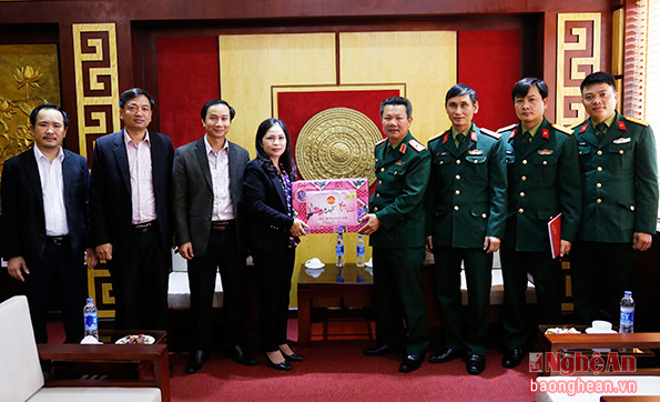 Bộ Tư lệnh Quân khu 4 tặng quà chúc Tết Báo Nghệ An