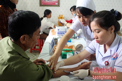 Thực hiện xét nghiệm cho người dân