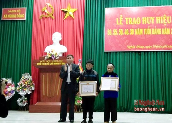 đồng chí Hà Xuân Phúc-UVBTV-Chủ nhiệm UBKT Huyện ủy trao huy hiệu Đảng cho hai đảng viên 60 năm tuổi Đảng