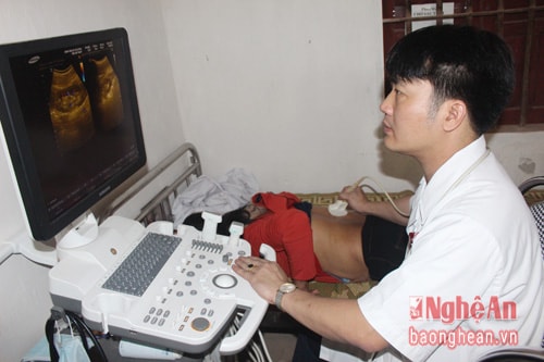 Bệnh viện huy động các loại máy móc hiện đại, máy siêu ấm phục vụ khám sức khỏe miễn phí cho người dân.