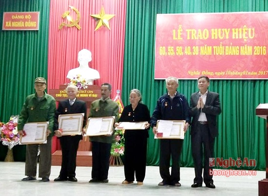 Trao Huy hiệu Đảng cho các đảng viên  55 tuổi Đảng.