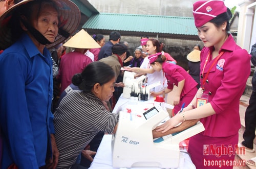 Bệnh viện đa khoa Cửa Đông bố trí 3 máy đo huyết áp hiện đại phục vụ công tác khám sức khỏe cho người dân 5 xã của huyện Yên Thành.
