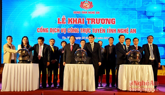 Các đại biểu khai trương Công dịch vụ công trực tuyến tỉnh Nghệ An. Ảnh Thanh Lê.