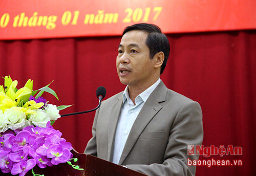Đồng chí Lê Đình Lý – Phó Giám đốc Sở Nội vụ trình bày báo cáo tổng kết công tác năm 2016 và triển khai nhiệm vụ năm 2017 của ngành Nội vụ.