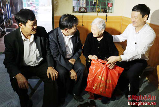 Đoàn đến thăm và chúc tết gia đình bà Lê Thị Qùy mẹ - liệt sỹ Trần Minh Danh ở xã Đỉnh Sơn (Anh Sơn).