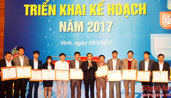 Đồng chí Lê Ngọc Hoa- Phó chủ tịch UBND tỉnh đánh giá cao sự nỗ lực phát triển của VNPT Nghệ An