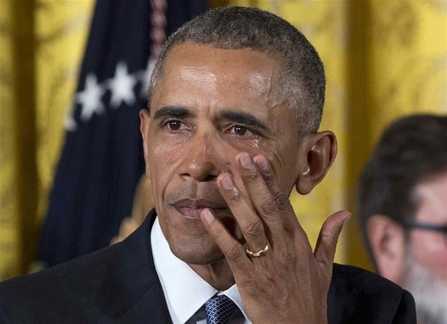 Là tổng thống da đen đầu tiên nên ông Obama rất quan tâm đến vấn đề bất bình đẳng sắc tộc. Tuy nhiên, ông lại tránh để mang tiếng là tổng thống của cộng đồng thiểu số trong lúc các vụ cảnh sát bắn chết người da đen ngày càng làm xã hội bất ổn.