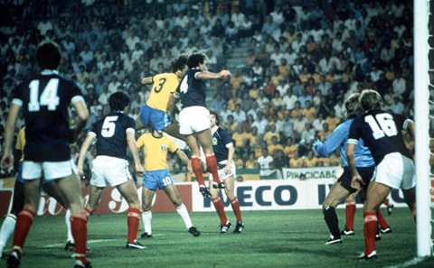 World Cup 1982 nâng lên 24 đội, tạo cơ hội cho những đội bóng không được đánh giá cao như Scotland (áo xanh) có cơ hội tham dự