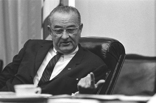 Lyndon Baines Johnson (27/8/1908 – 22/1/1973) là Tổng thống đời thứ 36 tại Mỹ. Ông nhậm chức lần thứ nhất vào ngày 22/11/1963 để thay cho Tổng thống John F. Kennedy vừa bị ám sát. Sau đó, ông tiếp tục đắc cử nhiệm kỳ thứ hai và đảm nhiệm vai trò Tổng thống cho tới khi nhiệm kỳ này kết thúc.