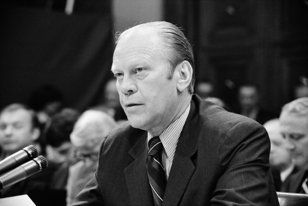 Gerald Ford (14/7/1913 – 26/12/2006) là trường hợp đầu tiên trở thành chủ nhân Nhà Trắng mà không cần thông qua bất cứ cuộc bầu cử nào hết. Câu nói trên do chính ông này tự phát biểu về trường hợp cực kì đặc biệt và hi hữu của mình.