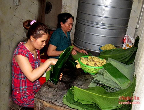 người dân chuẩn bị gạo nếp làm bánh chưng Tết