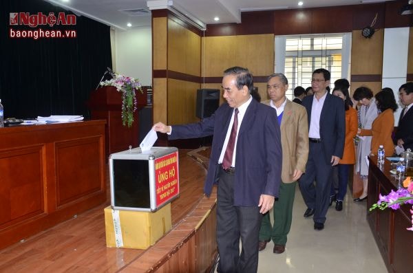 Cán bộ, đảng viên các đơn vị thuộc Đảng ủy Khối Các cơ quan tỉnh ủng hộ Tết vì người nghèo - Đinh Dậu 2017.