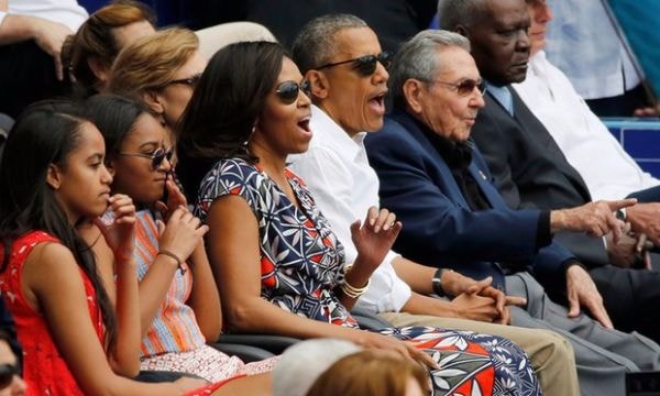 Gia đình ông Obama cùng Thủ tướng Cuba Raúl Castro chứng kiến trận giao hữu bóng chày tại Havana.Ảnh: Theguardian